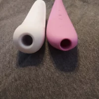 Satisfyer Curvy 1+ - Estimulador Clitoriano com 11 Intensidades de Pulsação e Vibração e Controle via APP photo review
